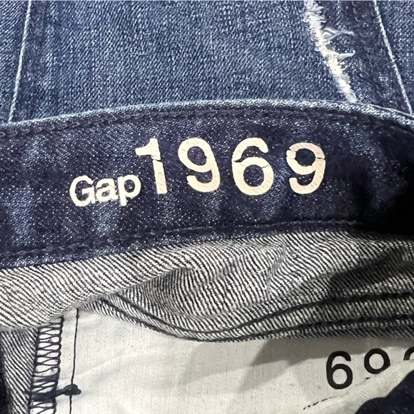 GAP 1969 Slim Cut-Off Distressed Jean Shorts Size 25 Women's - Picture 2 of 6